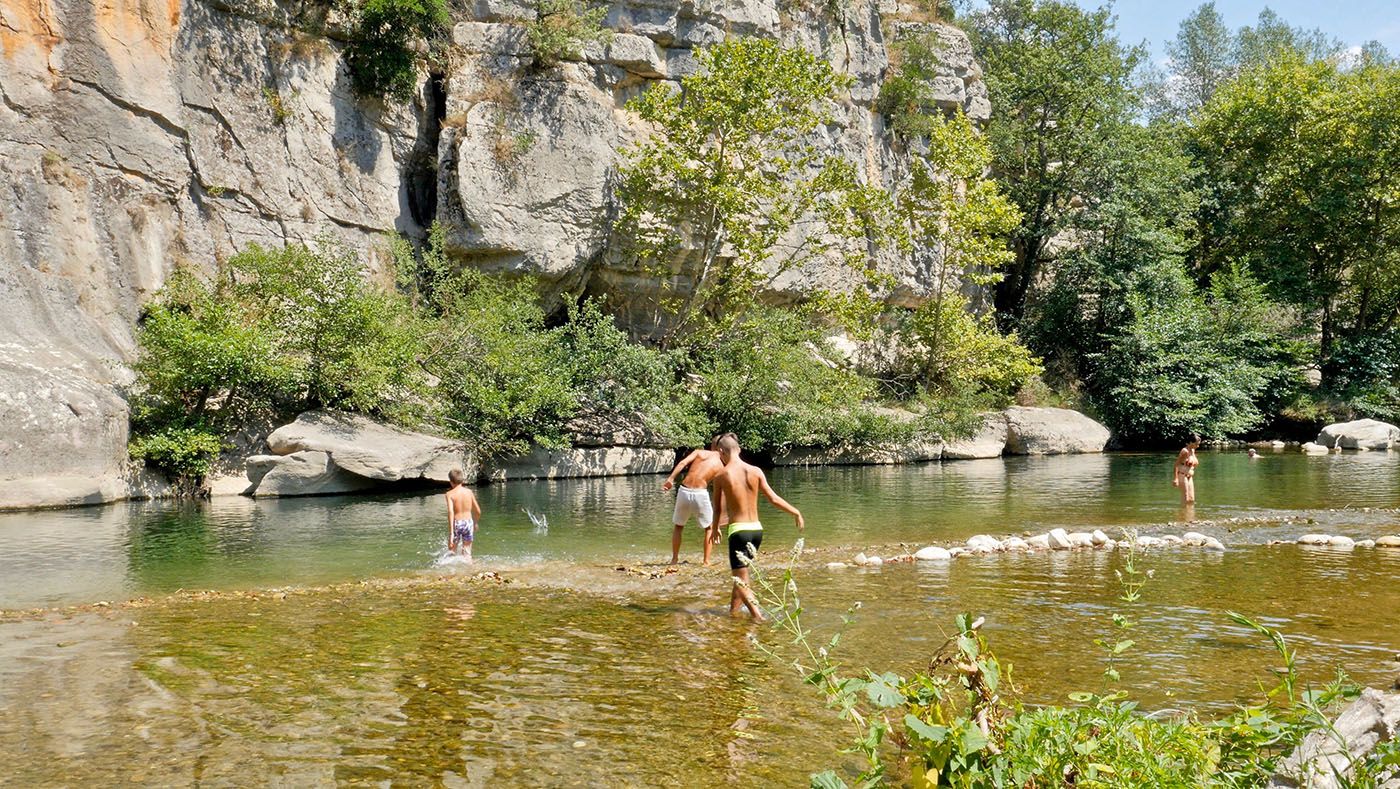 Camping Le Mas de Chavetourte - Bathing in the river