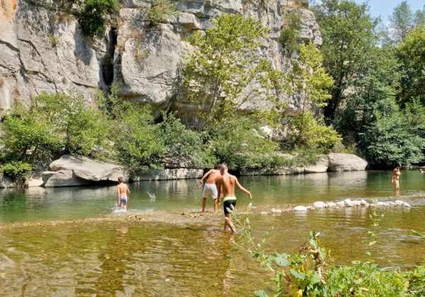 Camping Le Mas de Chavetourte - Bathing in the river