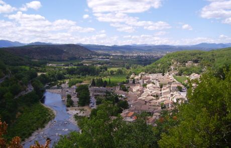 Le village de Vogüé © Lucienne Livois